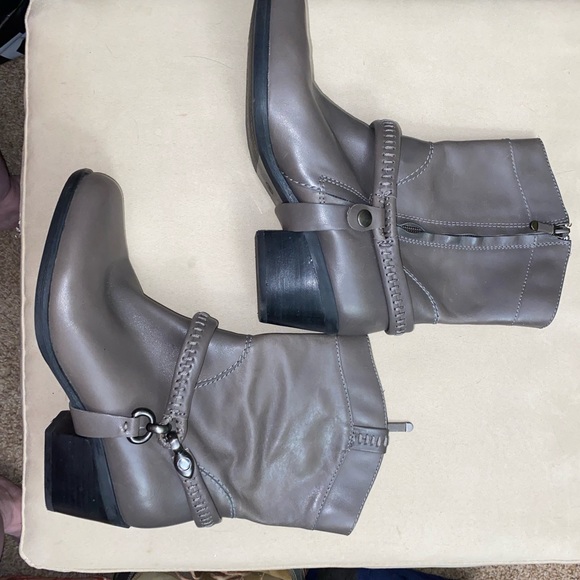 B Makowsky Hudson Gray Leather Removable Harness Boots size 7 Wide - Picture 3 of 3